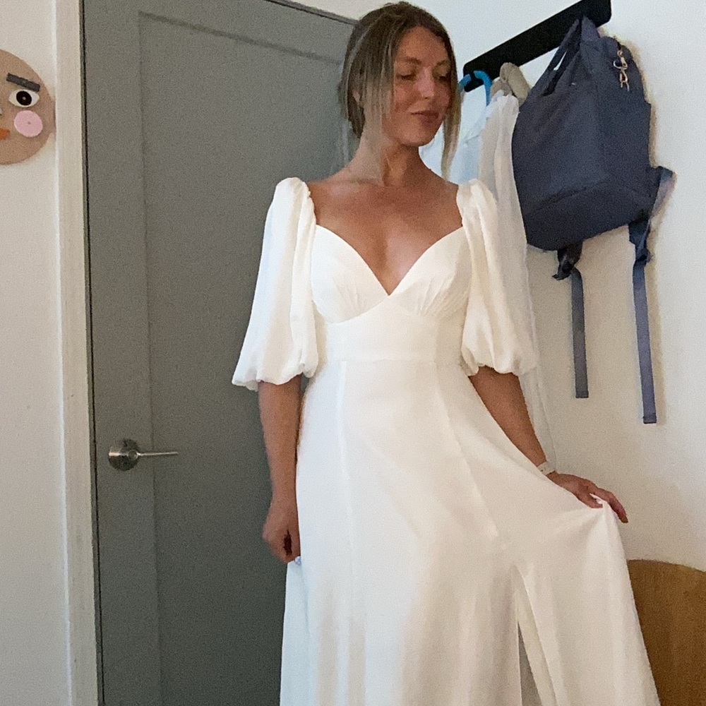 Davids bridal bubble sleeve bridal gown in women’s size 6.